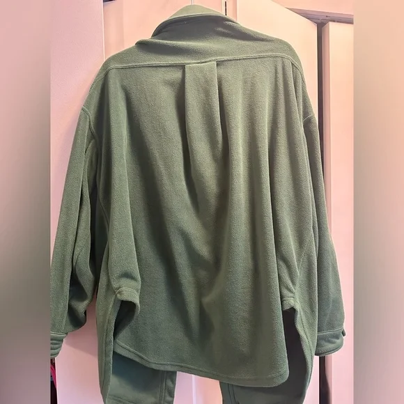 🌼Fleece Green Shacket🌼 - Picture 4 of 5